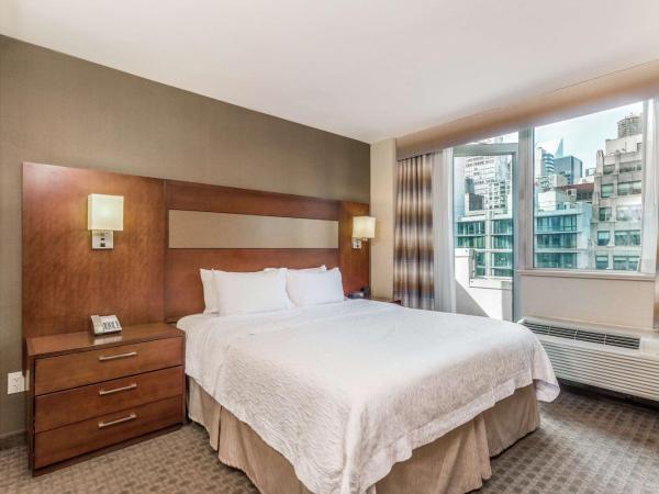 Hampton Inn Manhattan Grand Central : photo 3 de la chambre chambre lit king-size avec balcon