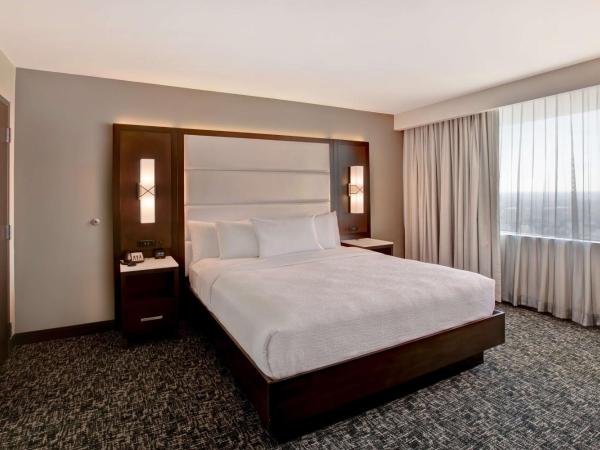Embassy Suites By Hilton Oklahoma City Northwest : photo 6 de la chambre suite lit king-size 2 chambres