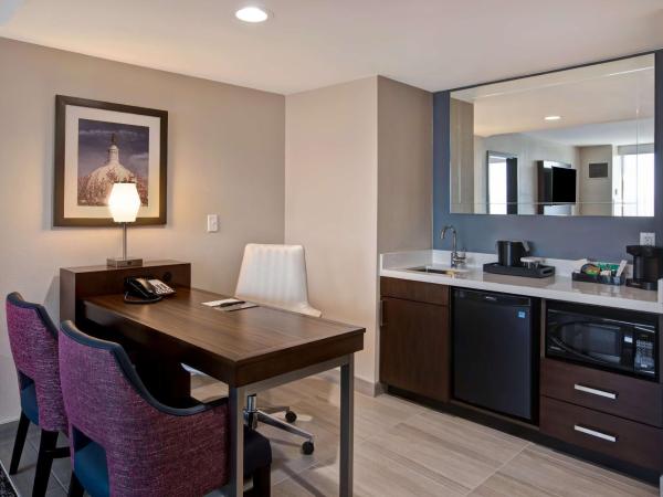 Embassy Suites By Hilton Oklahoma City Northwest : photo 9 de la chambre suite lit king-size 2 chambres