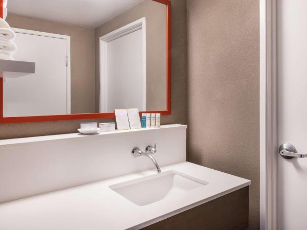 Hampton Inn Phoenix Airport North : photo 5 de la chambre chambre lit king-size - non-fumeurs