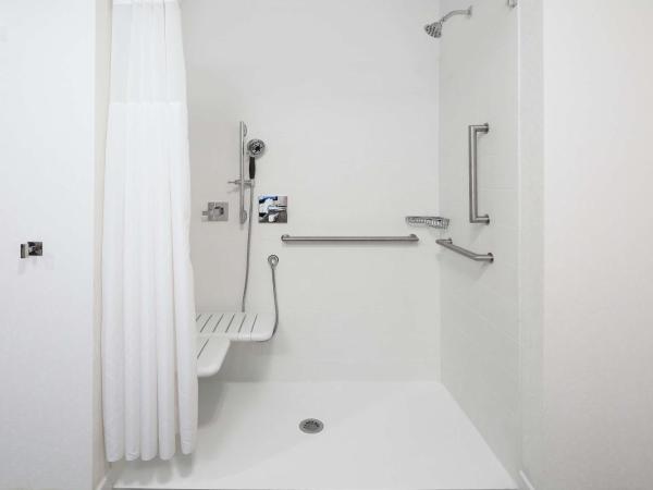 Hampton Inn & Suites San Diego Airport Liberty Station : photo 4 de la chambre chambre lit king-size adaptée aux personnes malentendantes - non-fumeurs