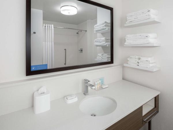 Hampton Inn & Suites San Diego Airport Liberty Station : photo 1 de la chambre chambre 2 lits queen-size - vue sur eau - adaptée aux personnes malentendantes