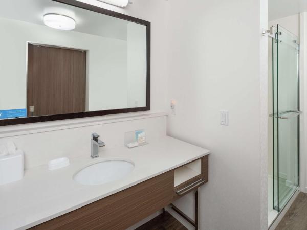 Hampton Inn & Suites San Diego Airport Liberty Station : photo 5 de la chambre suite studio lit king-size - vue sur eau