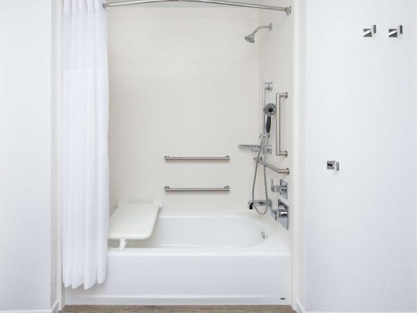 Hampton Inn & Suites San Diego Airport Liberty Station : photo 4 de la chambre chambre lit king-size avec baignoire - accessible aux personnes à mobilité réduite/malentendantes - non-fumeurs