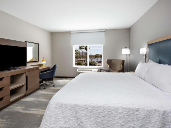 Hampton Inn & Suites San Diego Airport Liberty Station : photo 1 de la chambre chambre lit king-size avec baignoire - accessible aux personnes à mobilité réduite/malentendantes - non-fumeurs