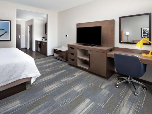 Hampton Inn & Suites San Diego Airport Liberty Station : photo 2 de la chambre suite lit king-size - adaptée aux personnes malentendantes - non-fumeurs