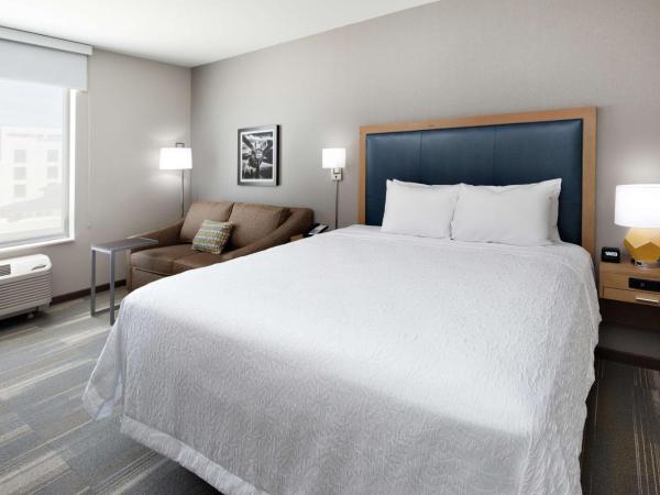 Hampton Inn & Suites San Diego Airport Liberty Station : photo 3 de la chambre suite lit king-size - adaptée aux personnes malentendantes