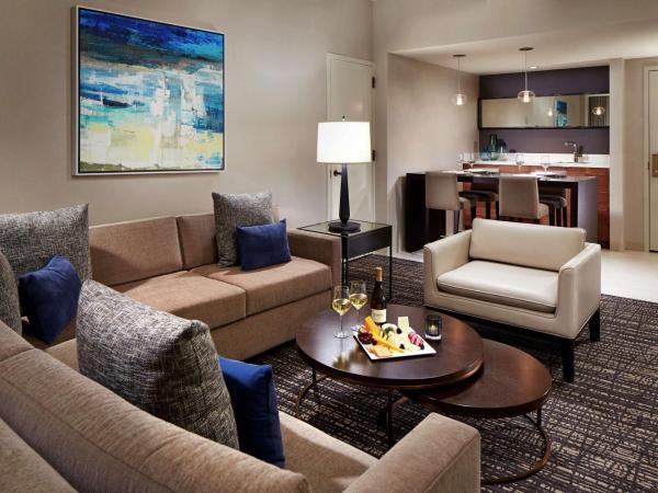 Hilton San Diego Mission Valley : photo 3 de la chambre suite 1 chambre lit king-size avec canapé-lit