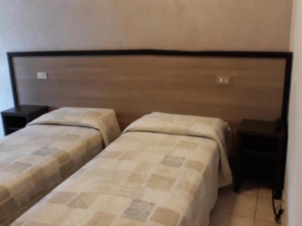 Hotel Salus : photo 1 de la chambre chambre lits jumeaux avec salle de bains privative