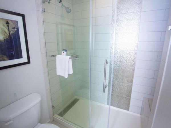 DoubleTree by Hilton Historic Savannah : photo 1 de la chambre chambre lit king-size - vue sur ville