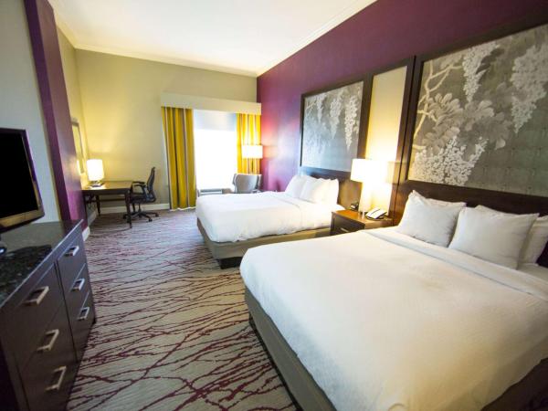 DoubleTree by Hilton Historic Savannah : photo 1 de la chambre chambre avec 2 lits queen-size et baignoire spa - non-fumeurs