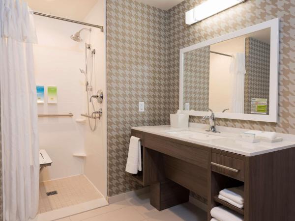 Home2 Suites by Hilton Louisville Downtown NuLu : photo 5 de la chambre studio lit king-size avec douche accessible en fauteuil roulant - adaptée aux personnes à mobilité réduite - non-fumeurs