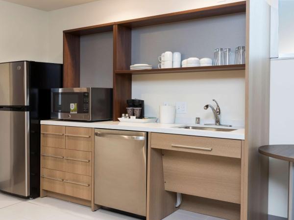 Home2 Suites by Hilton Louisville Downtown NuLu : photo 4 de la chambre studio lit king-size avec douche accessible en fauteuil roulant - adaptée aux personnes à mobilité réduite - non-fumeurs