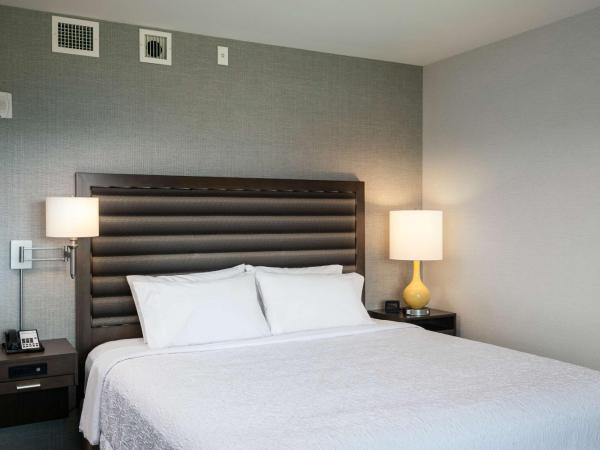 Hampton Inn & Suites by Hilton Seattle/Northgate : photo 1 de la chambre chambre lit king-size - non-fumeurs