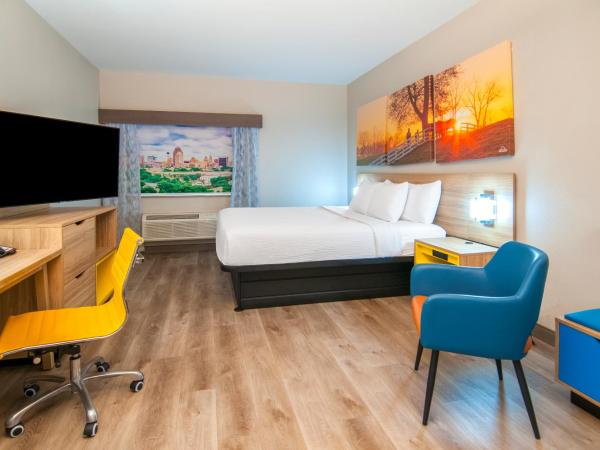 Days Inn & Suites by Wyndham San Antonio North/Stone Oak : photo 3 de la chambre chambre lit king-size - non-fumeurs