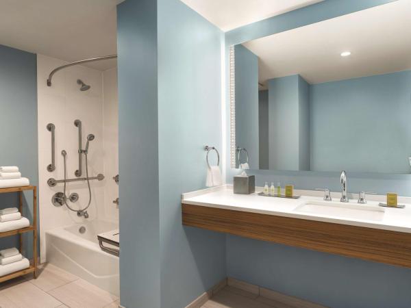 DoubleTree by Hilton Tampa Rocky Point Waterfront : photo 2 de la chambre chambre lit king-size avec baignoire - adaptée aux personnes à mobilité réduite