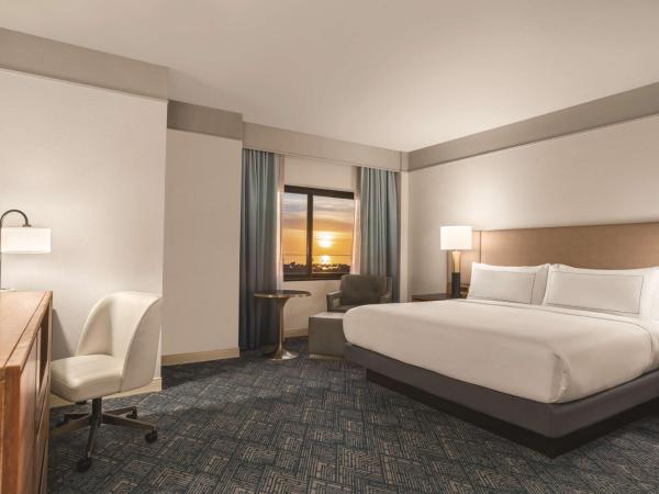 DoubleTree by Hilton Tampa Rocky Point Waterfront : photo 2 de la chambre chambre king avec vue sur le coucher du soleil
