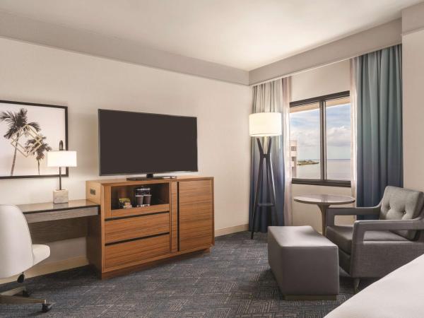 DoubleTree by Hilton Tampa Rocky Point Waterfront : photo 2 de la chambre chambre lit king-size avec vue sur la baie/piscine - non-fumeurs
