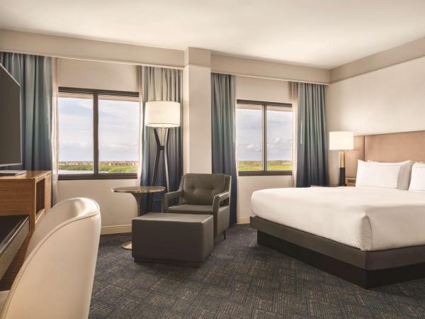 DoubleTree by Hilton Tampa Rocky Point Waterfront : photo 3 de la chambre chambre lit king-size avec vue sur la baie/piscine - non-fumeurs