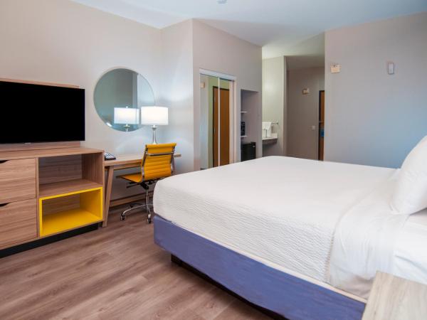 Days Inn & Suites by Wyndham San Antonio North/Stone Oak : photo 1 de la chambre chambre lit king-size avec baignoire - adaptée aux personnes à mobilité réduite - non-fumeurs