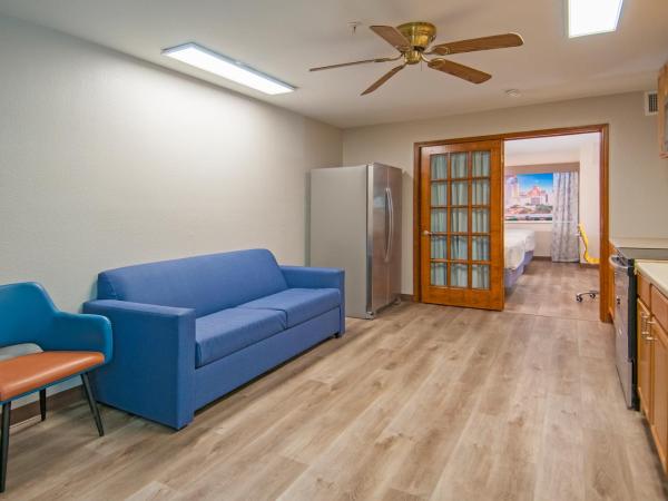 Days Inn & Suites by Wyndham San Antonio North/Stone Oak : photo 4 de la chambre suite 2 lits queen-size - non-fumeurs