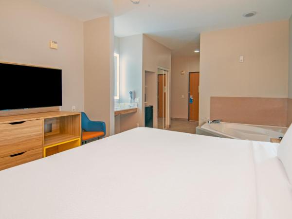 Days Inn & Suites by Wyndham San Antonio North/Stone Oak : photo 3 de la chambre 1 king bed, jetted tub, non-smoking