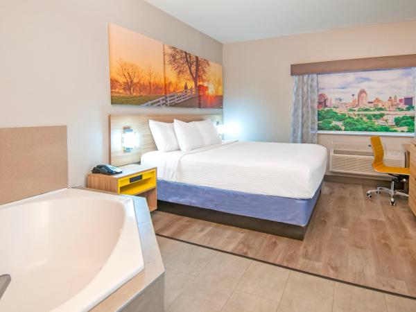 Days Inn & Suites by Wyndham San Antonio North/Stone Oak : photo 2 de la chambre 1 king bed, jetted tub, non-smoking