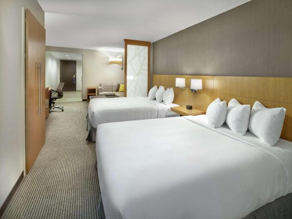 DoubleTree by Hilton Edmonton Downtown : photo 1 de la chambre chambre avec 2 lits queen-size et baignoire - accessible aux personnes à mobilité réduite