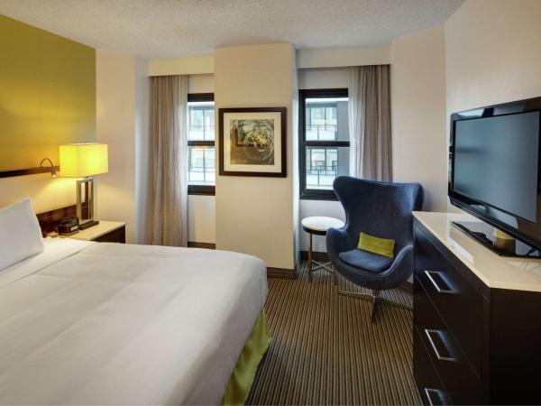 The Hollis Halifax - a DoubleTree Suites by Hilton : photo 1 de la chambre suite studio lit king-size avec canapé-lit
