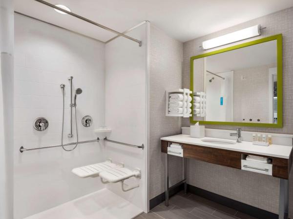 Hampton Inn & Suites Kelowna, British Columbia, Canada : photo 4 de la chambre suite lit king-size avec douche accessible en fauteuil roulant - accessible aux personnes à mobilité réduite - non-fumeurs