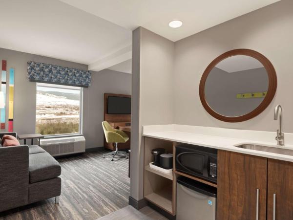 Hampton Inn & Suites Kelowna, British Columbia, Canada : photo 7 de la chambre suite lit king-size – non-fumeurs