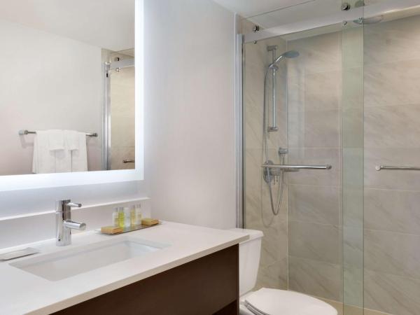 DoubleTree by Hilton Hotel Toronto Airport West : photo 4 de la chambre suite studio lit king-size