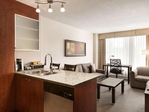 Embassy Suites by Hilton - Montreal : photo 7 de la chambre suite lit queen-size premium - non-fumeurs