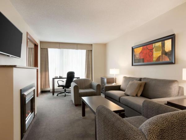 Embassy Suites by Hilton - Montreal : photo 1 de la chambre suite lit king-size de luxe premium avec cheminée