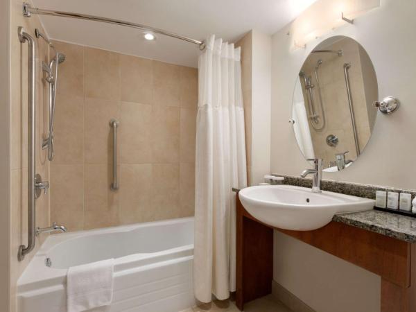 Embassy Suites by Hilton - Montreal : photo 7 de la chambre studio premium lit queen-size - non-fumeurs