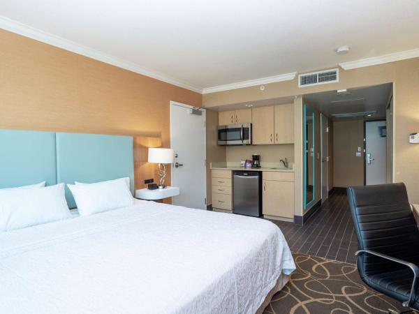 Hampton Inn & Suites, by Hilton - Vancouver Downtown : photo 1 de la chambre chambre lit king-size pour personnes à mobilité réduite - non-fumeurs