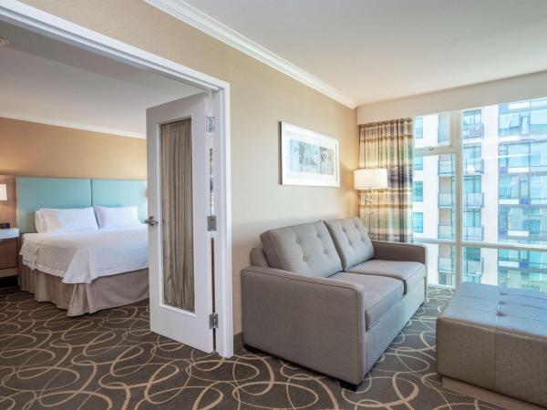 Hampton Inn & Suites, by Hilton - Vancouver Downtown : photo 1 de la chambre suite lit king-size avec kitchenette - non-fumeurs