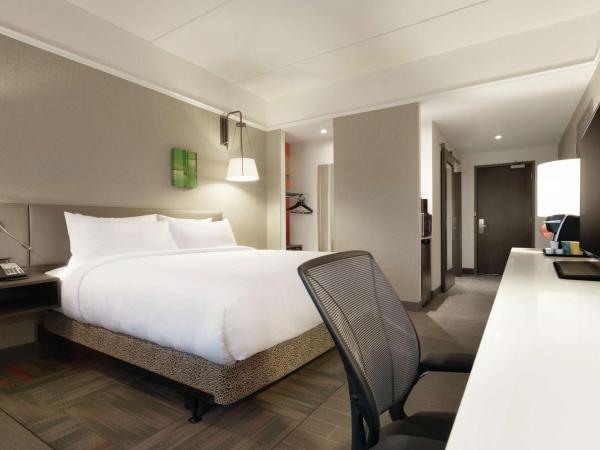 Hilton Garden Inn Calgary Downtown : photo 3 de la chambre chambre lit king-size avec baignoire - accessible aux personnes à mobilité réduite et adaptée aux personnes malentendantes
