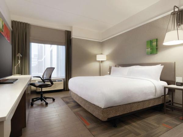 Hilton Garden Inn Calgary Downtown : photo 4 de la chambre chambre lit king-size