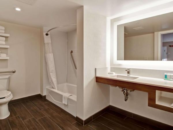 Hampton Inn & Suites by Hilton Calgary-Airport : photo 3 de la chambre chambre lit king-size pour personnes à mobilité réduite - non-fumeurs