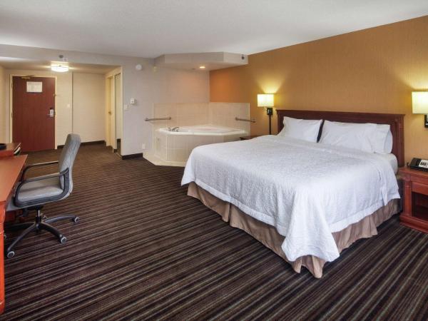 Hampton Inn & Suites by Hilton Toronto Airport : photo 1 de la chambre studio suite avec lit king-size et bain à remous - non-fumeurs