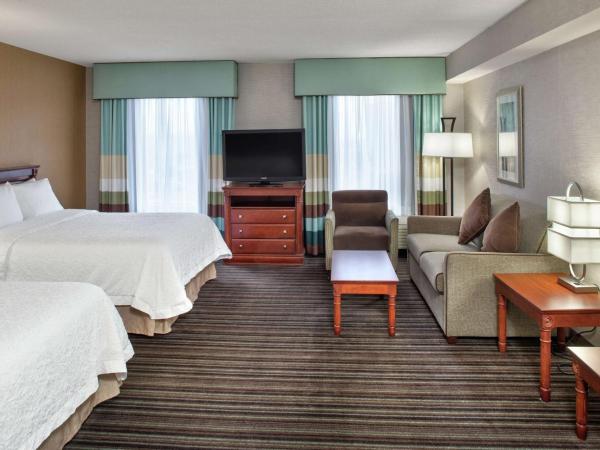 Hampton Inn & Suites by Hilton Toronto Airport : photo 8 de la chambre queen studio suite with two queen beds and sofa bed - non-smoking