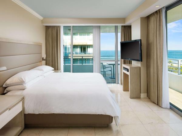 Hilton Bentley Miami/South Beach : photo 4 de la chambre chambre lit king-size avec balcon - vue sur océan