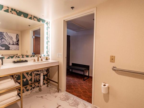 DoubleTree by Hilton San Diego Downtown : photo 5 de la chambre chambre double avec 2 lits doubles et douche accessible en fauteuil roulant - chambre adaptée aux personnes malentendantes
