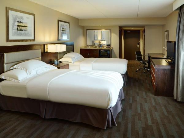 Hilton Winnipeg Airport Suites : photo 1 de la chambre chambre double avec 2 lits doubles côté piscine