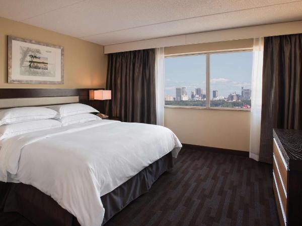 Hilton Winnipeg Airport Suites : photo 4 de la chambre chambre lit king-size de luxe avec petit salon