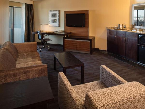 Hilton Winnipeg Airport Suites : photo 4 de la chambre suite king 1 chambre avec balcon