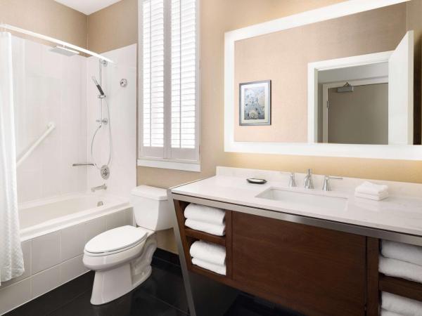 Hilton Vancouver Downtown, BC, Canada : photo 2 de la chambre suite studio lit queen-size - vue sur ville