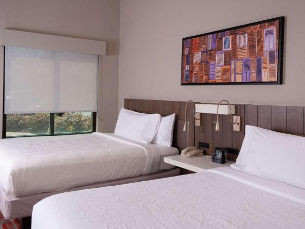 Hilton Garden Inn Atlanta Airport/Millenium Center : photo 2 de la chambre suite junior avec 2 lits queen-size