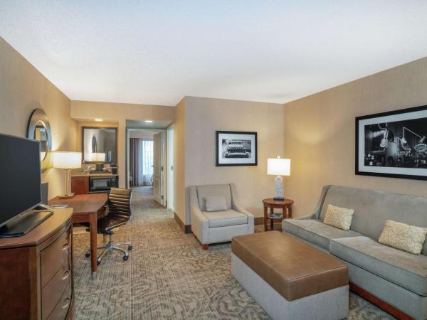 Embassy Suites Nashville - at Vanderbilt : photo 2 de la chambre suite 2 pièces avec lit king-size - non-fumeurs